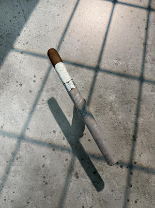 Photo of Cigar with white and silver label