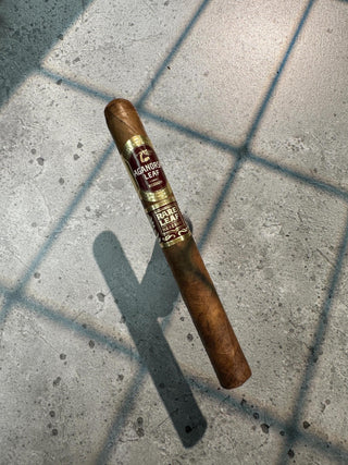 Photo of cigar with red band that says rare leaf reserve 